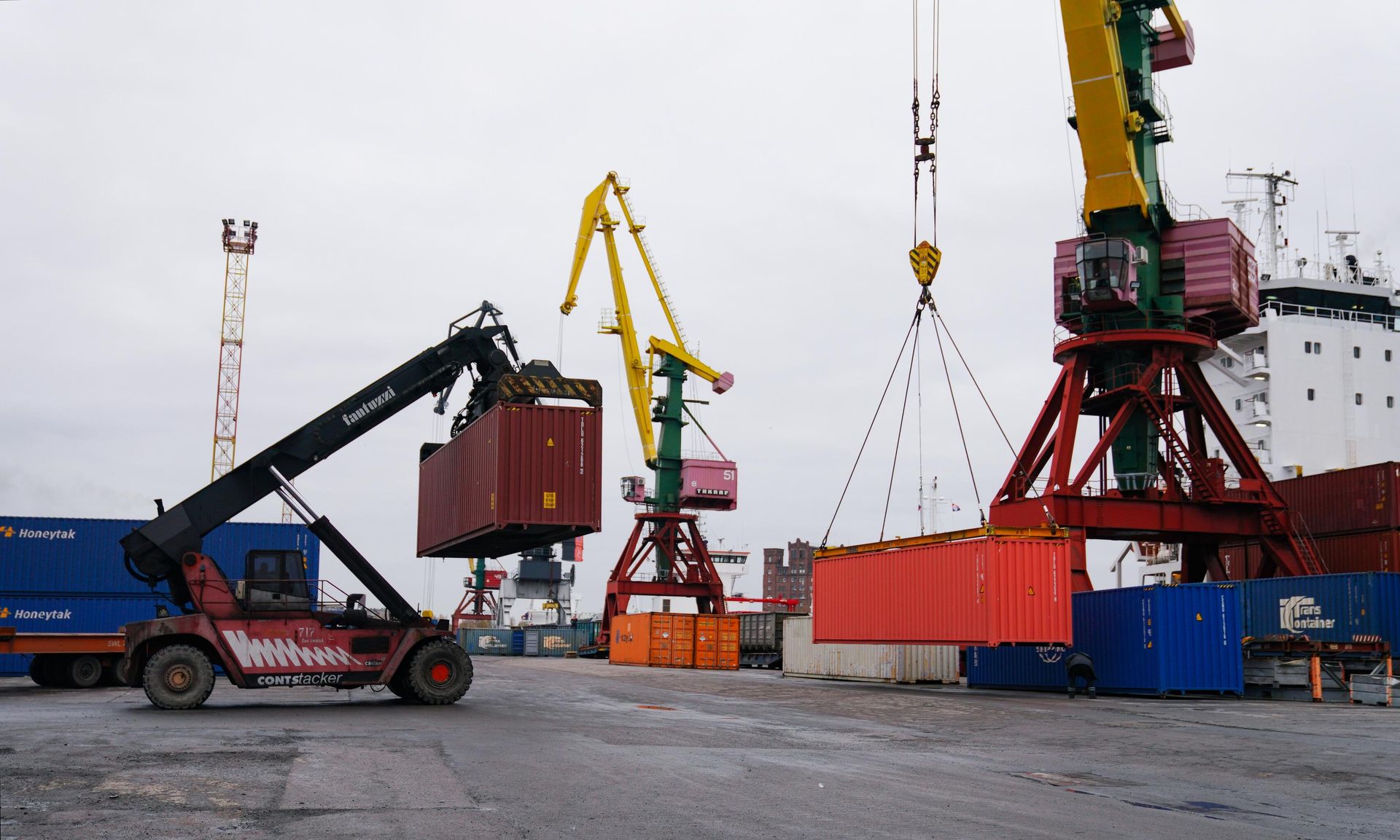 Погрузка контейнеров в морском порту Калининград имени Н.С. Хазова в Калининграде - РИА Новости, 1920, 27.07.2026