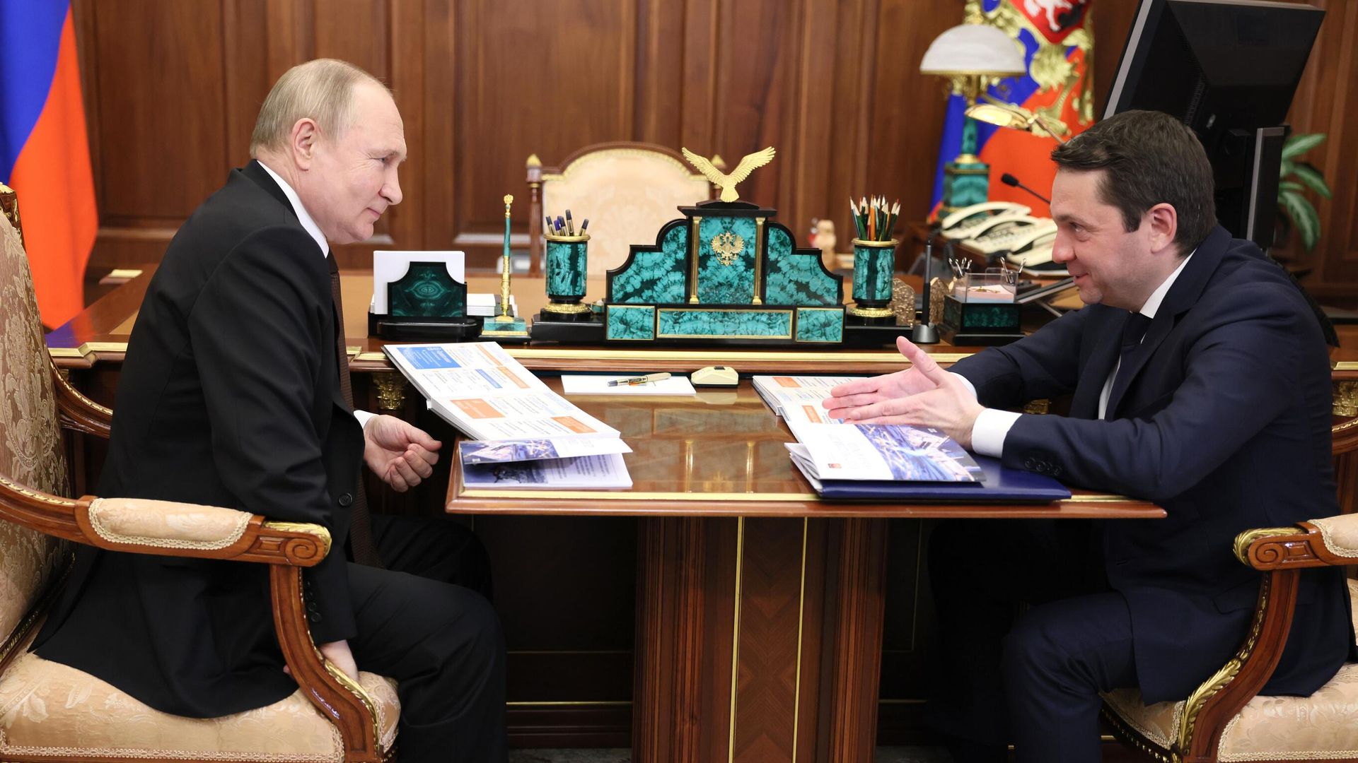 Президент РФ Владимир Путин и губернатор Мурманской области Андрей Чибис (справа) во время встречи. Президент РФ Владимир Путин и губернатор Мурманской области Андрей Чибис (справа) во время встречи. - РИА Новости, 1920, 20.06.2022
