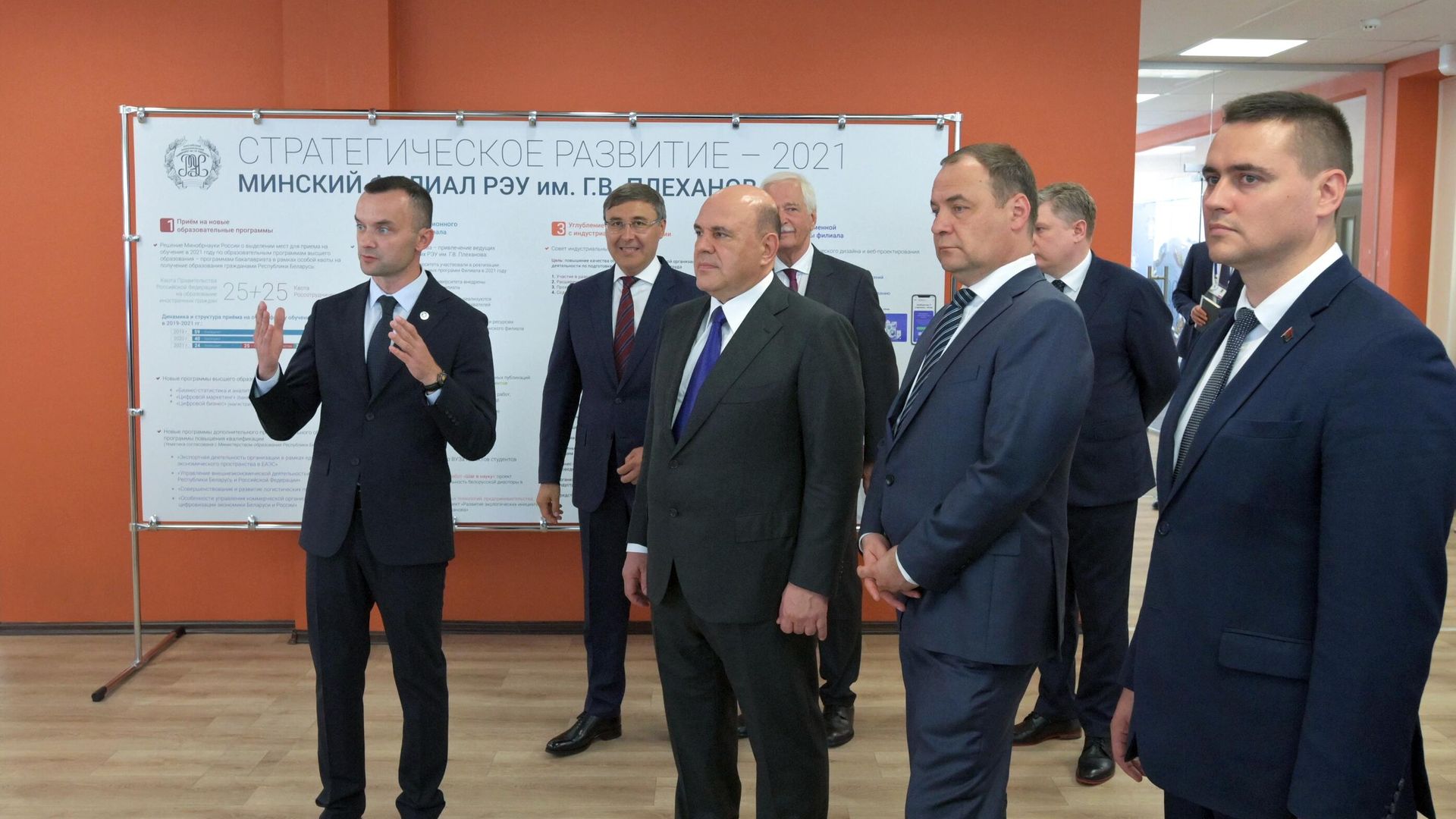 Председатель правительства РФ Михаил Мишустин во время посещения минского филиала Российского экономического университета имени Г.В.Плеханова в Минске. 20 июня 2022 Председатель правительства РФ Михаил Мишустин во время посещения минского филиала Российского экономического университета имени Г.В.Плеханова в Минске. 20 июня 2022 - РИА Новости, 1920, 20.06.2022