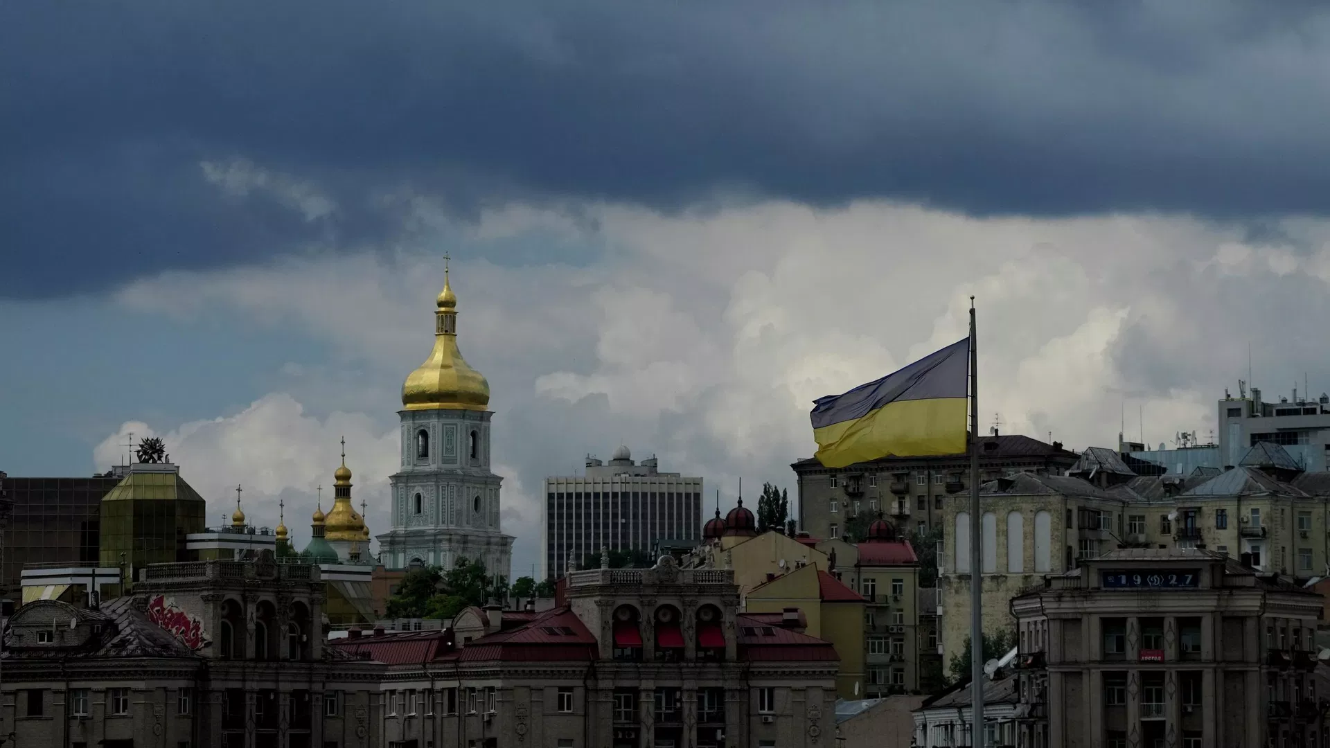 Премьер Украины призвал украинцев включить "третье дыхание"