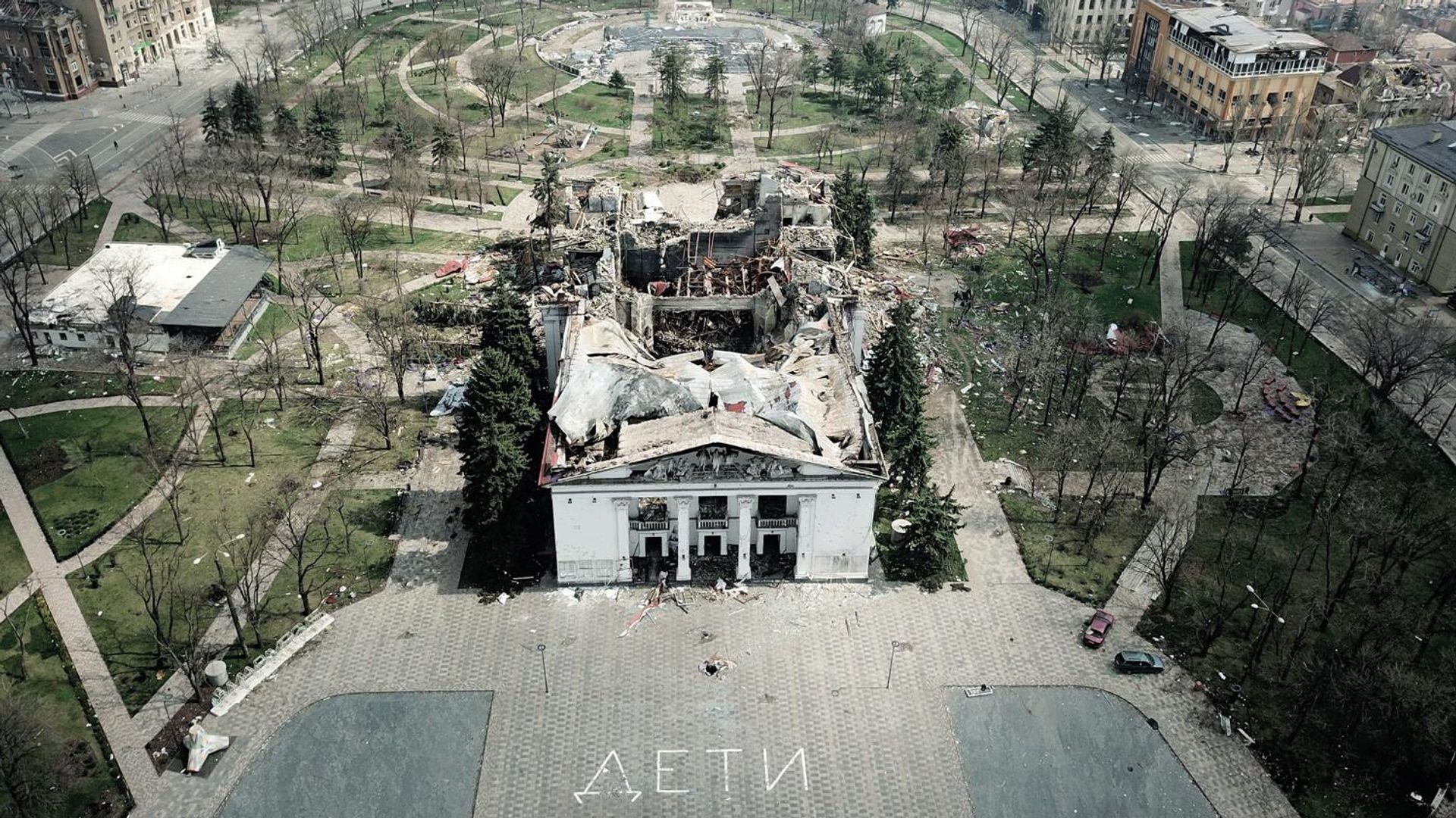 Работа Мариупольский драмтеатр с высоты птичьего полета из фронтовой выставки фотокорреспондента Российской газеты Владимира Аносова Выпьем за шагавших под огнем - РИА Новости, 1920, 21.06.2022