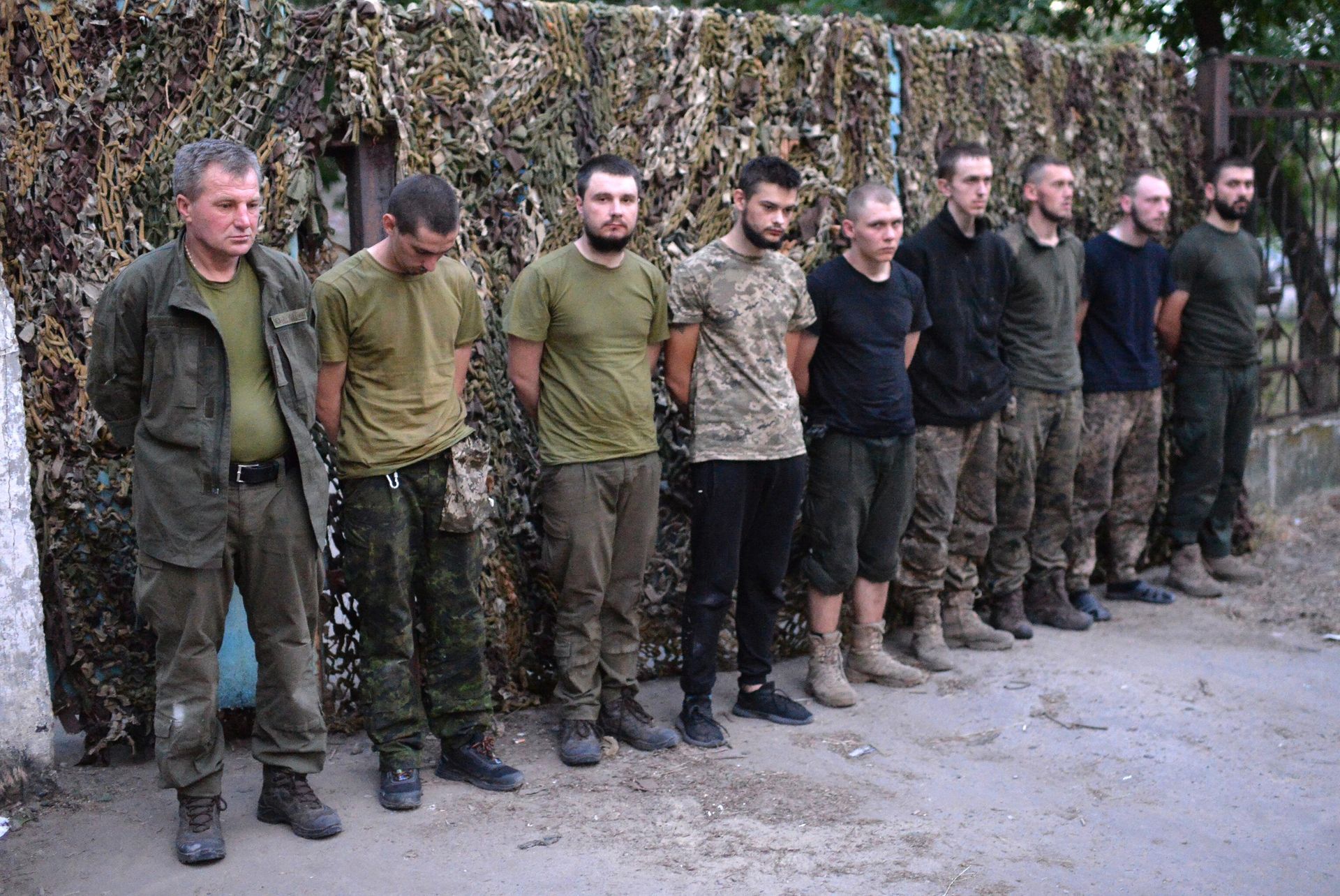 Девять украинских резервистов, сложивших оружие и сдавшихся, не оказав сопротивления, в пригороде Северодонецка Девять украинских резервистов, сложивших оружие и сдавшихся, не оказав сопротивления, в пригороде Северодонецка - РИА Новости, 1920, 15.07.2022