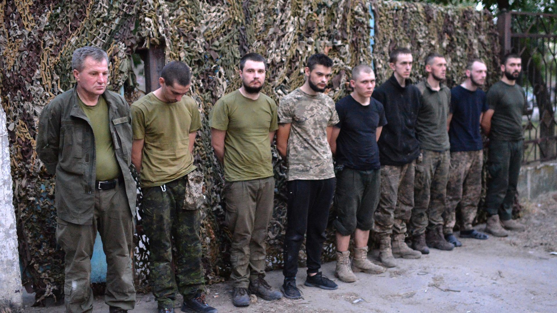 Девять украинских резервистов, сложивших оружие и сдавшихся, не оказав сопротивления, в пригороде Северодонецка Девять украинских резервистов, сложивших оружие и сдавшихся, не оказав сопротивления, в пригороде Северодонецка - РИА Новости, 1920, 26.06.2022