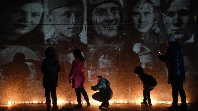Участники акции Свеча памяти на Монументе Славы в Новосибирске Участники акции Свеча памяти на Монументе Славы в Новосибирске