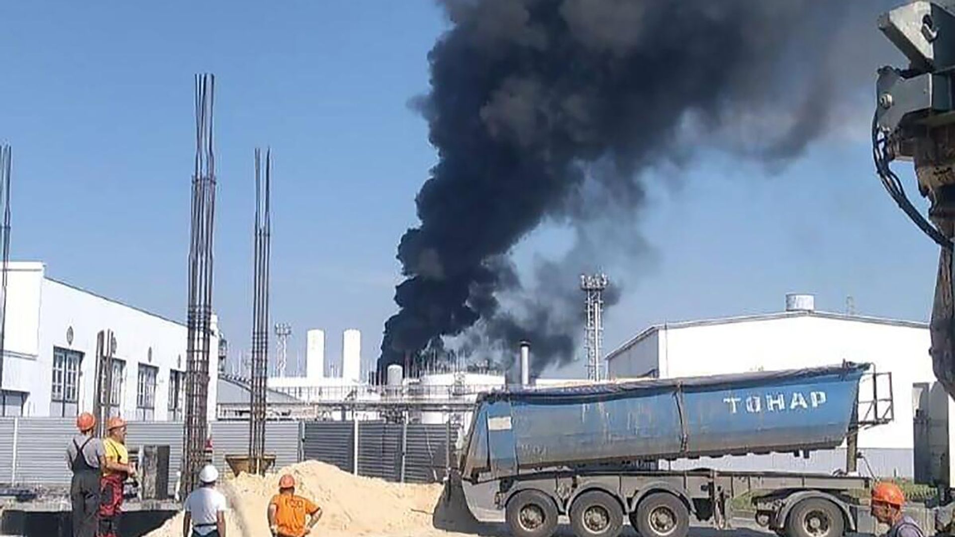 Пожар на Новошахтинском нефтеперерабатывающем заводе в Ростовской области. Кадр из видео очевидца Пожар на Новошахтинском нефтеперерабатывающем заводе в Ростовской области. Кадр из видео очевидца - РИА Новости, 1920, 22.06.2022
