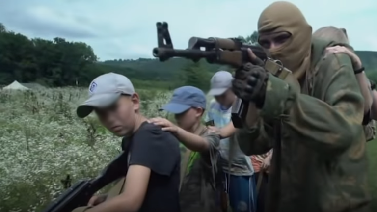 Кадр из сюжета Associated Press о детских военных лагерях. Кадр из сюжета Associated Press о детских военных лагерях.
