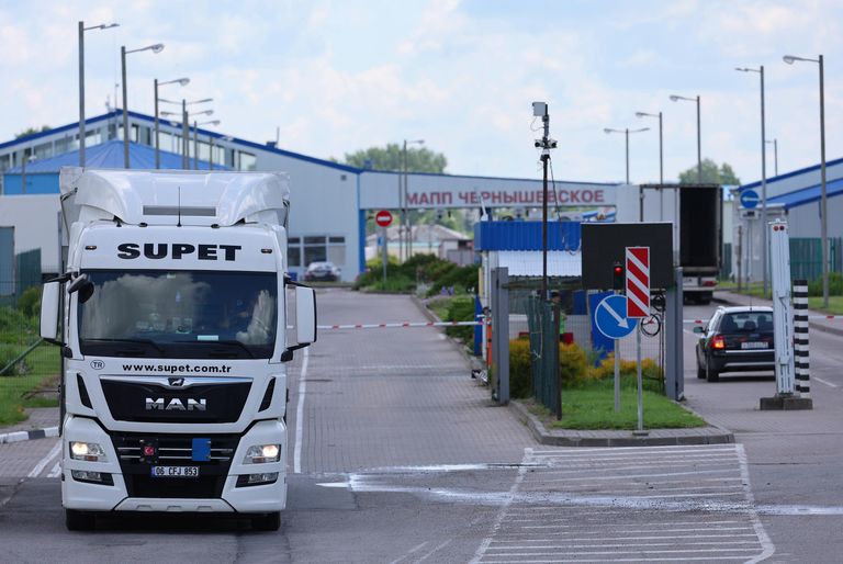 Грузовой автомобиль у КПП Чернышевское в Калининградской области на границе с Литвой Грузовой автомобиль у КПП Чернышевское в Калининградской области на границе с Литвой