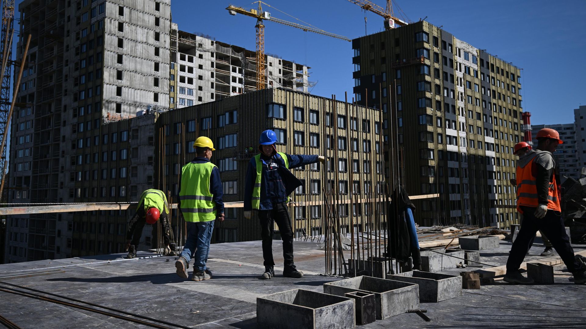Рабочие на строительстве жилого комплекс Рабочие на строительстве жилого комплекс - РИА Новости, 1920, 10.07.2023