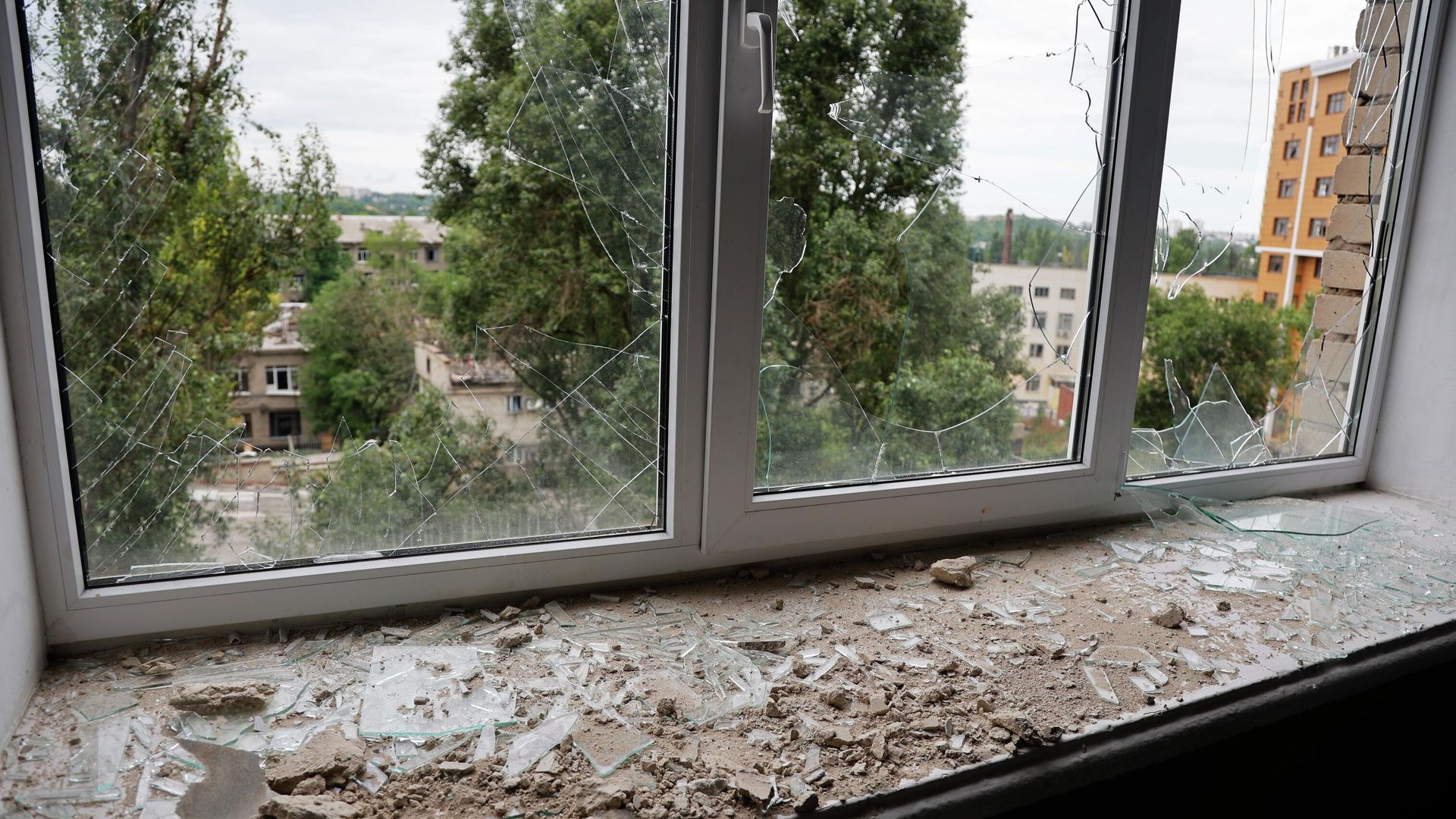 Жилой дом в Киевском районе Донецка, поврежденный в результате обстрела Жилой дом в Киевском районе Донецка, поврежденный в результате обстрела - РИА Новости, 1920, 30.09.2022