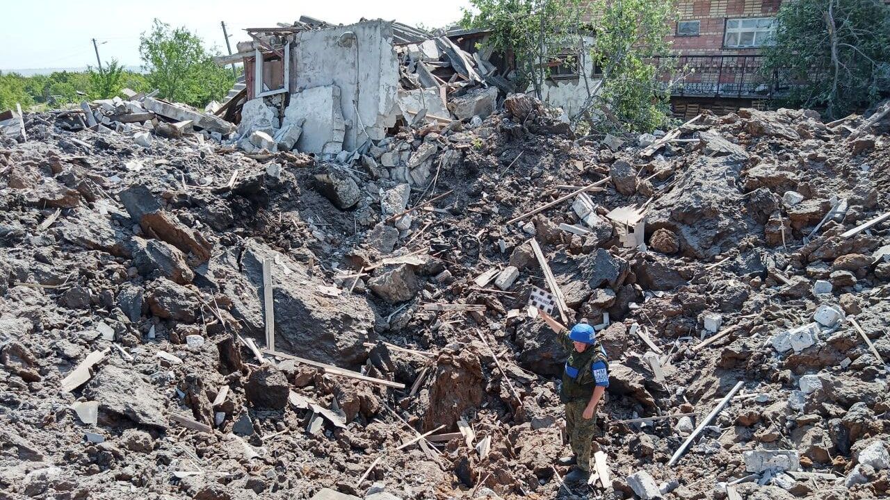 Последствия удара ракеты Точка-У в Стаханове. 22 июня 2022 - РИА Новости, 1920, 22.06.2022