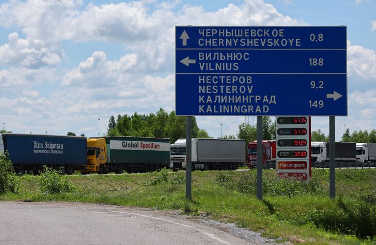 Грузовые автомобили у КПП Чернышевское в Калининградской области Грузовые автомобили у КПП Чернышевское в Калининградской области
