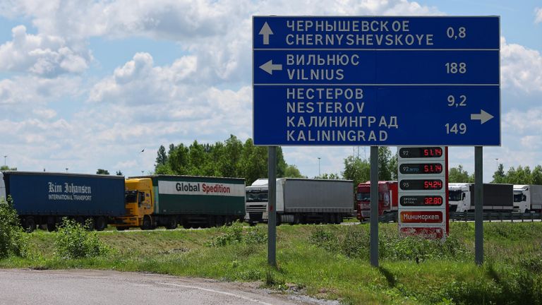 Грузовые автомобили у КПП Чернышевское в Калининградской области Грузовые автомобили у КПП Чернышевское в Калининградской области