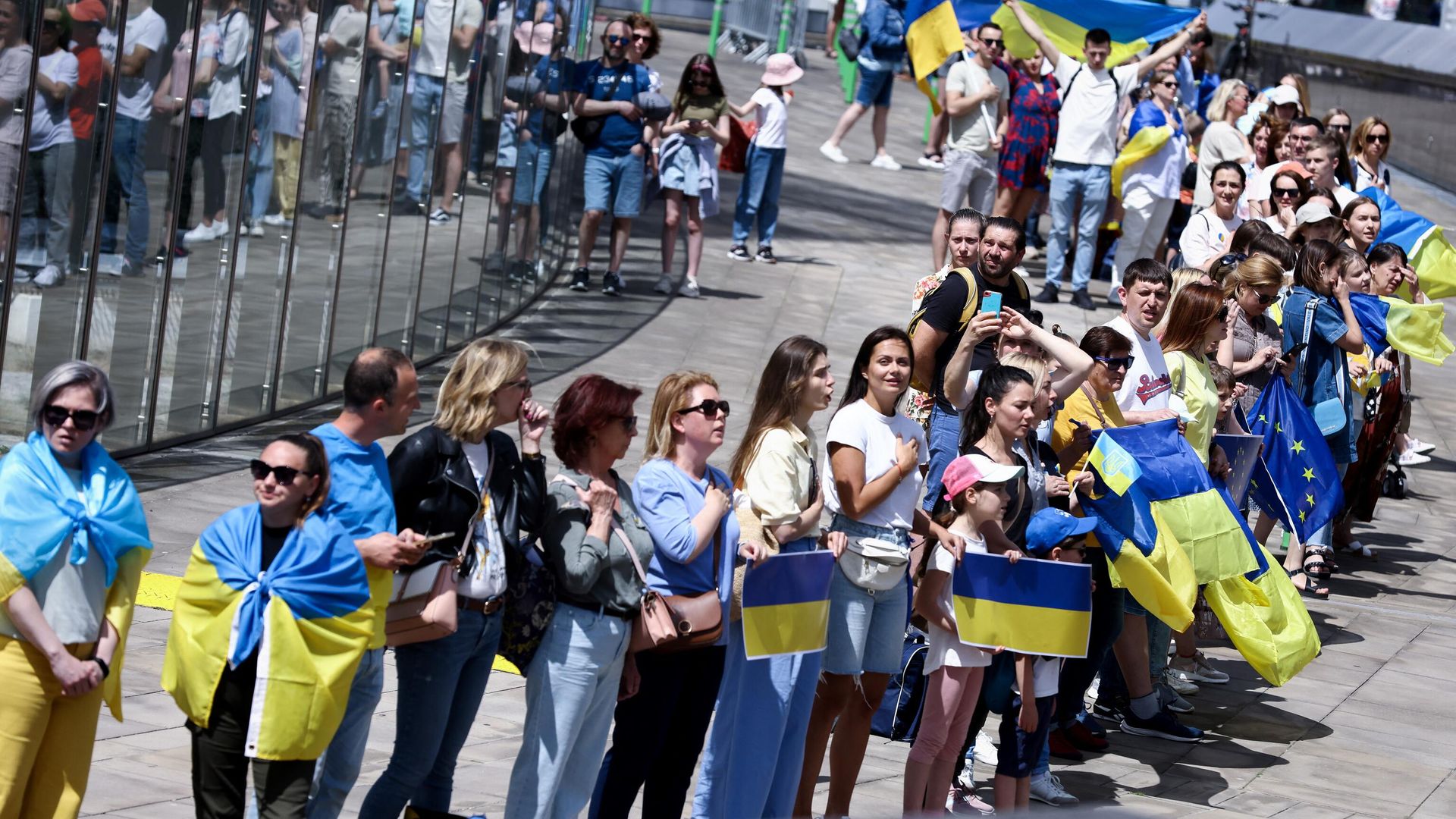 Люди с флагами Украины у здания Еврокомиссии в Брюсселе Люди с флагами Украины у здания Еврокомиссии в Брюсселе - РИА Новости, 1920, 23.06.2022