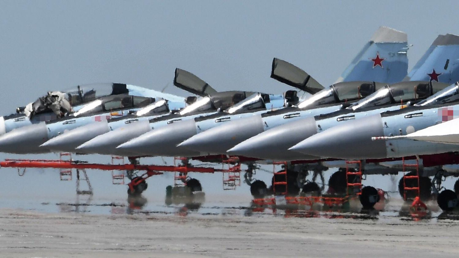 Многоцелевые истребители Су-35 ВКС России, задействованные в специальной военной операции, на аэродроме базирования Многоцелевые истребители Су-35 ВКС России, задействованные в специальной военной операции, на аэродроме базирования - РИА Новости, 1920, 07.07.2022