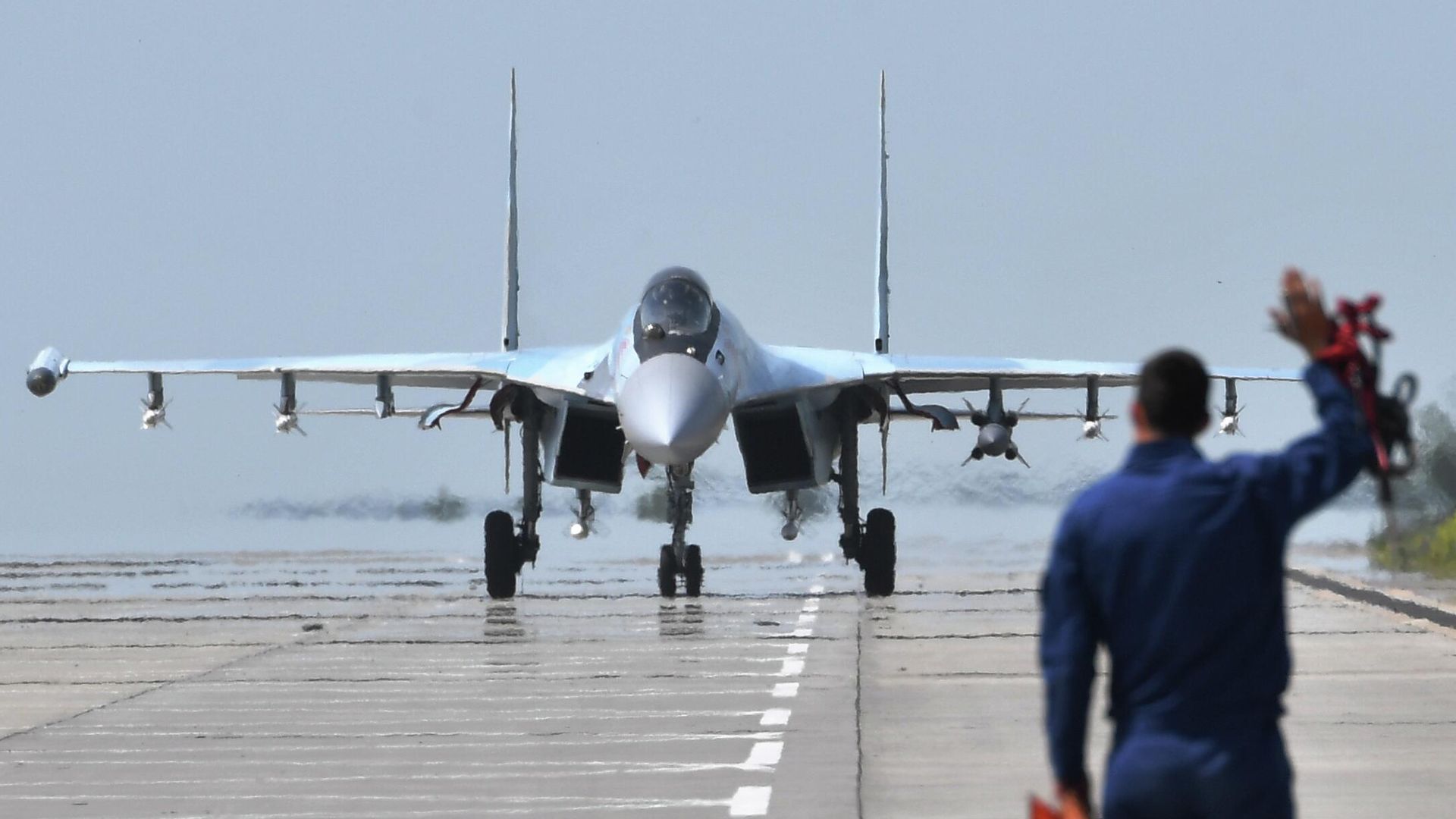 Многоцелевой истребитель Су-35 ВКС России, задействованный в специальной военной операции, на аэродроме базирования Многоцелевой истребитель Су-35 ВКС России, задействованный в специальной военной операции, на аэродроме базирования - РИА Новости, 1920, 28.06.2022