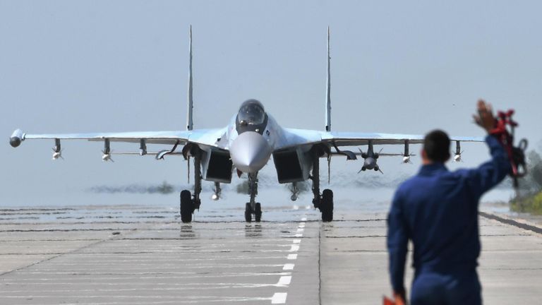 Многоцелевой истребитель Су-35 ВКС России, задействованный в специальной военной операции, на аэродроме базирования Многоцелевой истребитель Су-35 ВКС России, задействованный в специальной военной операции, на аэродроме базирования