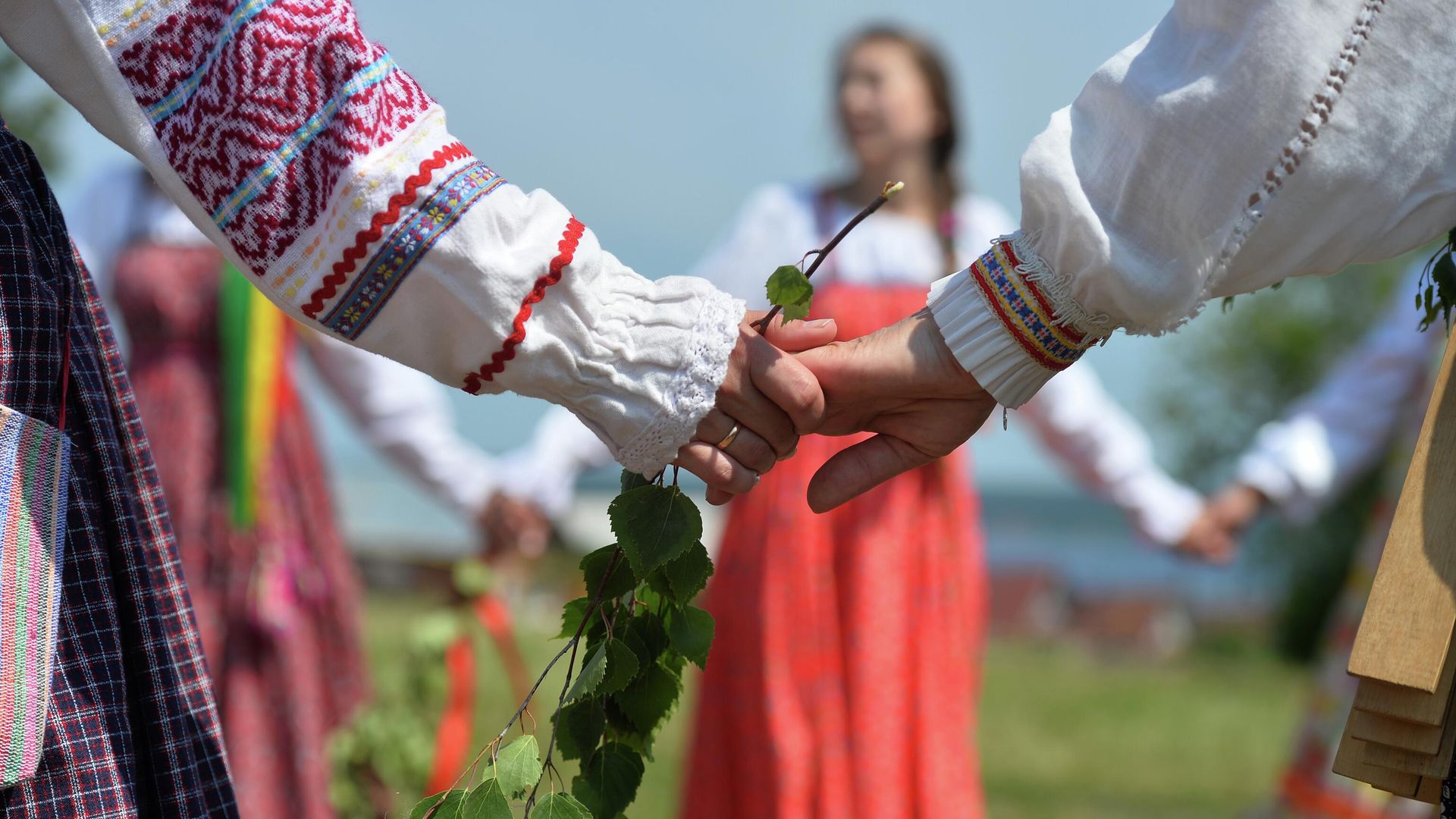 Участники фольклорного коллектива во время обрядового хоровода  - РИА Новости, 1920, 25.06.2024