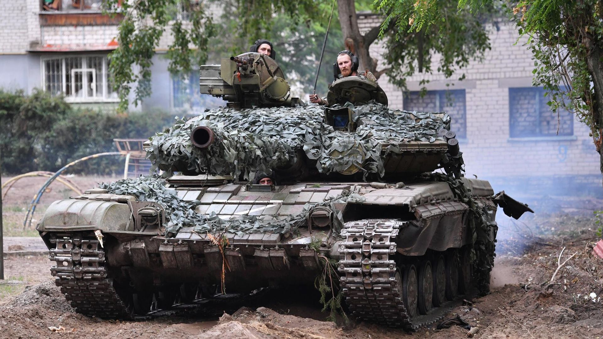 Танк Т-72 ВС РФ в Северодонецке Танк Т-72 ВС РФ в Северодонецке - РИА Новости, 1920, 24.06.2022