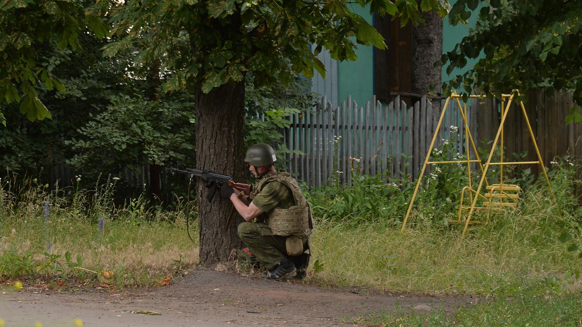 Боец Народной милиции ЛНР проводит зачистку Боец Народной милиции ЛНР проводит зачистку - РИА Новости, 1920, 30.09.2022