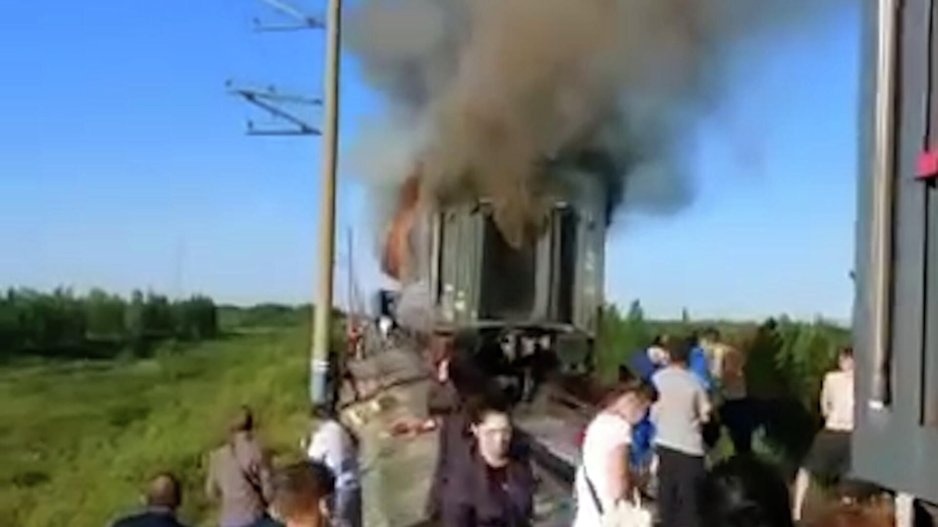 Кадры пожара вагона пассажирского поезда, шедшего по маршруту Новый Уренгой – Оренбург Кадры пожара вагона пассажирского поезда, шедшего по маршруту Новый Уренгой – Оренбург - РИА Новости, 1920, 24.06.2022
