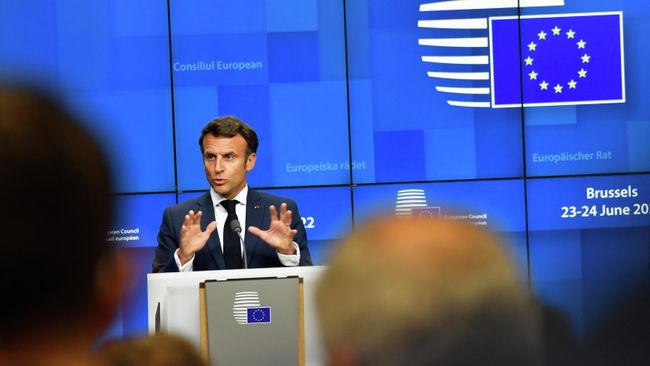 Президент Франции Эммануэль Макрон выступает на пресс-конференции в рамках саммита ЕС в Брюсселе