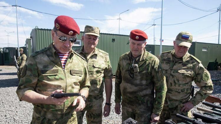 Глава Росгвардии генерал армии Виктор Золотов во время визита в Херсонскую область Глава Росгвардии генерал армии Виктор Золотов во время визита в Херсонскую область - РИА Новости, 1920, 24.06.2022