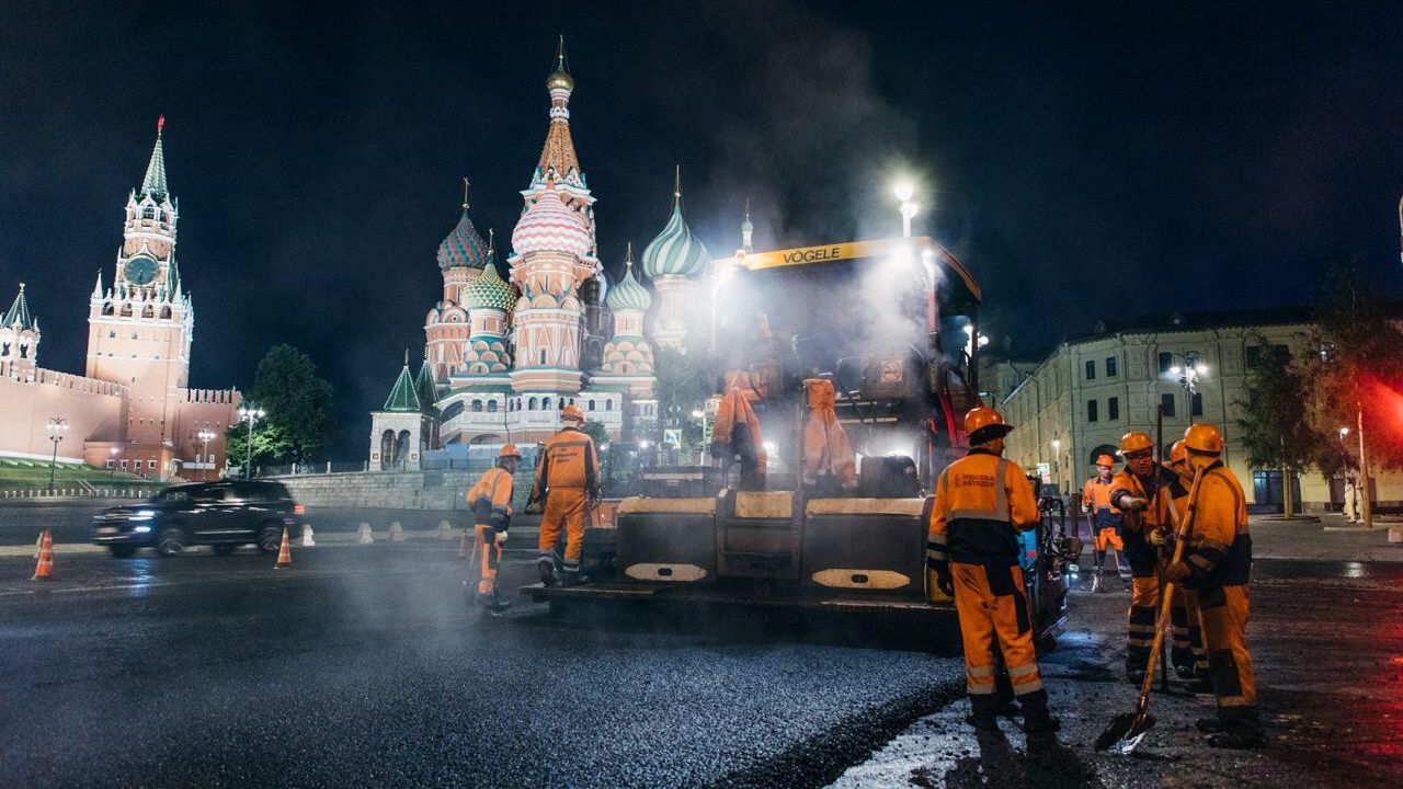 Городские службы ведут работы по обновлению дорожного полотна на Кремлевском кольце Москвы Городские службы ведут работы по обновлению дорожного полотна на Кремлевском кольце Москвы - РИА Новости, 1920, 20.10.2024