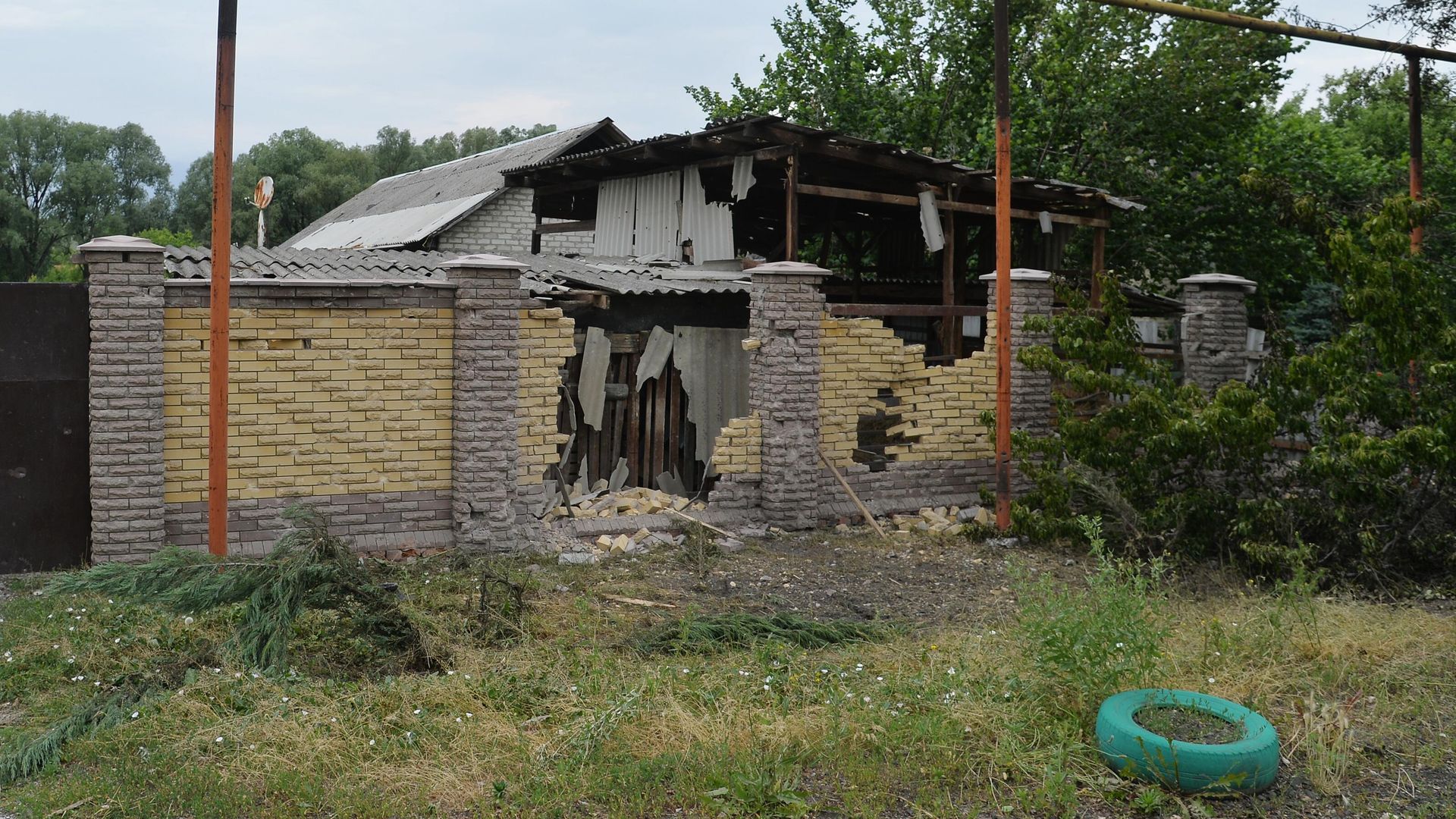 Разрушенный дом в поселке Ивановка (окраина города Горское) Разрушенный дом в поселке Ивановка (окраина города Горское) - РИА Новости, 1920, 24.08.2022