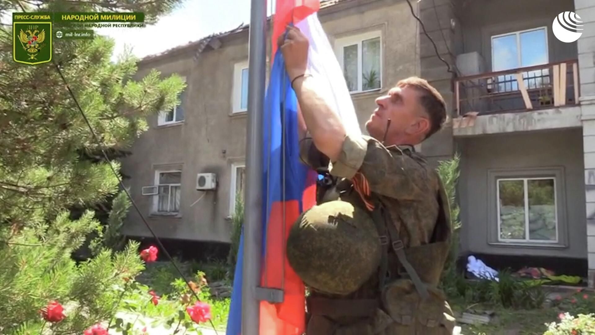 В освобожденном Горском подняли флаги ЛНР и России В освобожденном Горском подняли флаги ЛНР и России - РИА Новости, 1920, 24.06.2022