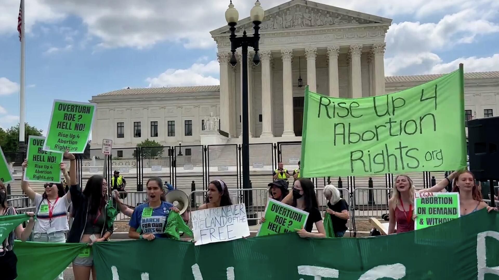 Акция протеста у здания Верховного суда США Акция протеста у здания Верховного суда США - РИА Новости, 1920, 24.06.2022