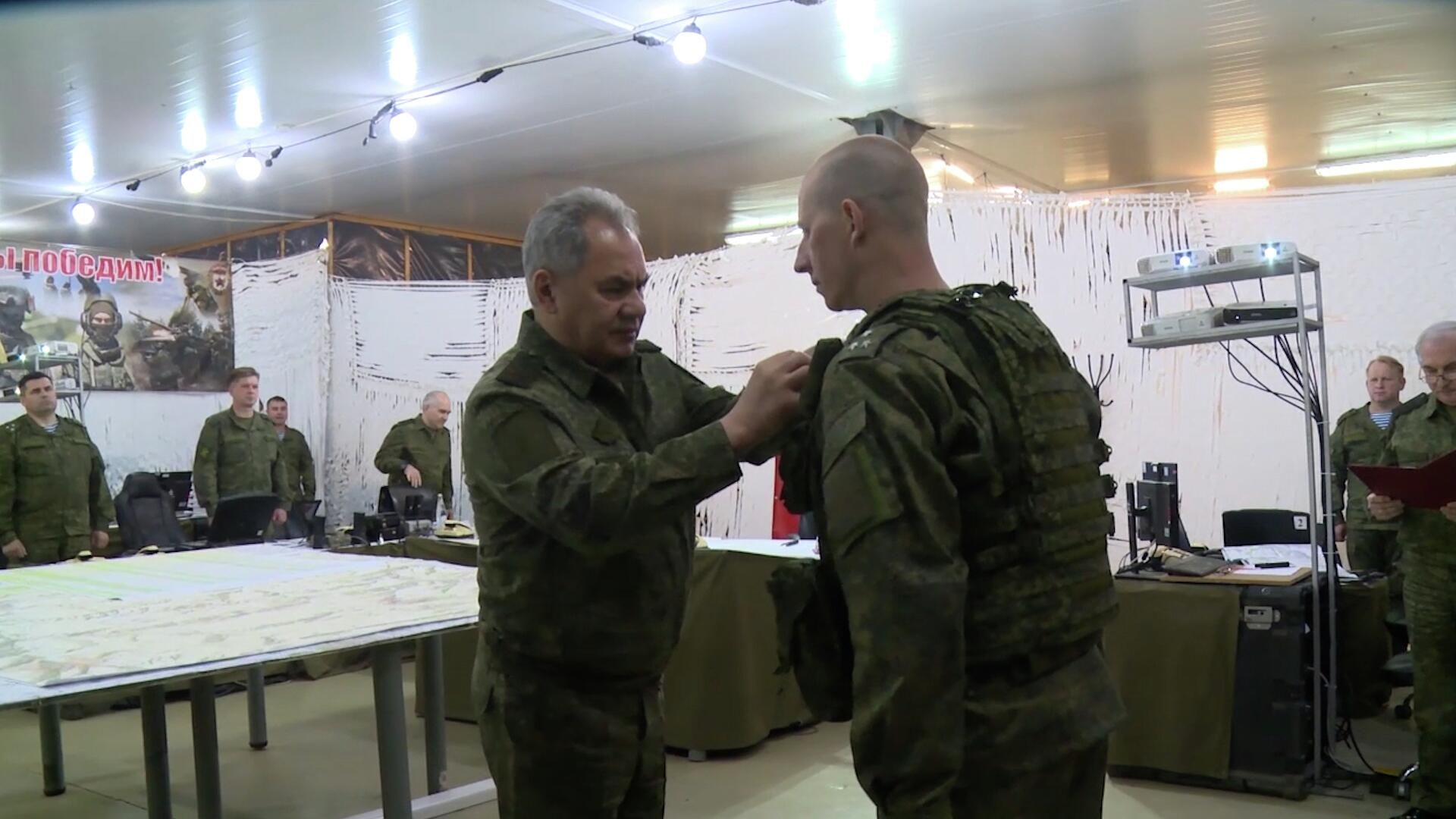 Шойгу инспектирует российскую группировку войск, задействованную в спецоперации Шойгу инспектирует российскую группировку войск, задействованную в спецоперации - РИА Новости, 1920, 26.06.2022