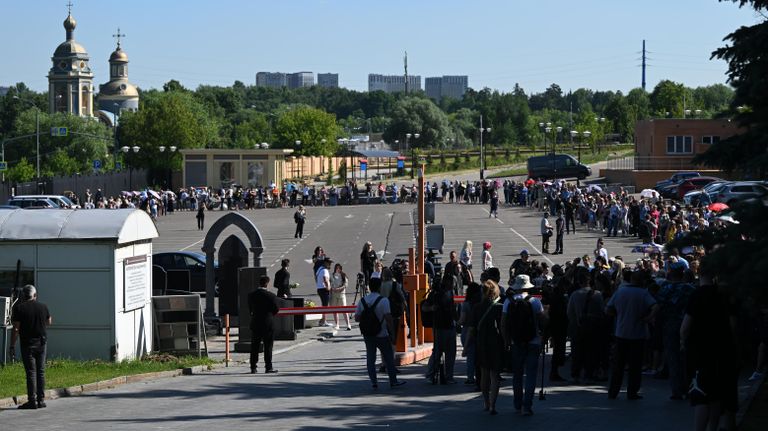 Люди пришли на Троекуровское кладбище в Москве проститься с певцом Юрием Шатуновым Люди пришли на Троекуровское кладбище в Москве проститься с певцом Юрием Шатуновым