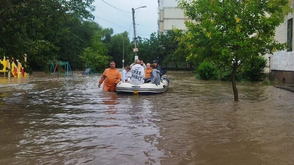Сотрудники МЧС эвакуируют людей из подтопленных в результате ливней домов в Симферопольском районе Республики Крым Сотрудники МЧС эвакуируют людей из подтопленных в результате ливней домов в Симферопольском районе Республики Крым - РИА Новости, 1920, 27.06.2022