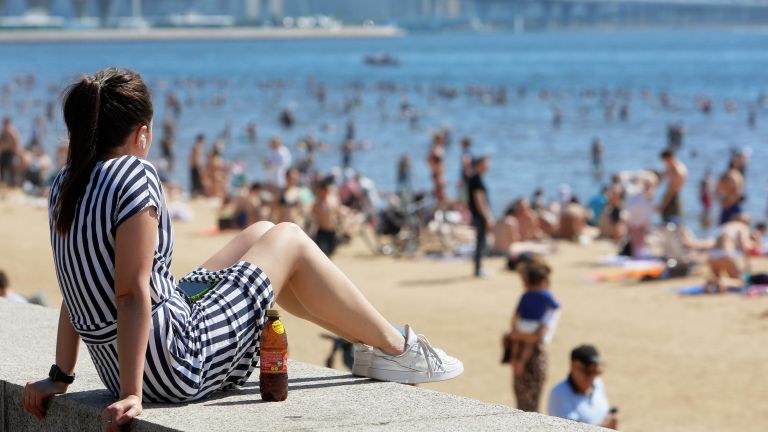 Люди отдыхают на пляже в Санкт-Петербурге Люди отдыхают на пляже в Санкт-Петербурге