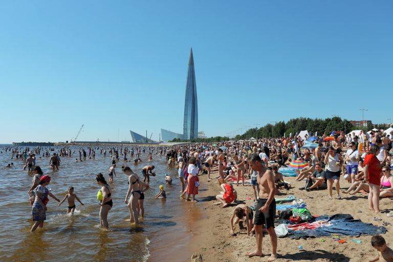 Люди отдыхают на пляже в Санкт-Петербурге Люди отдыхают на пляже в Санкт-Петербурге