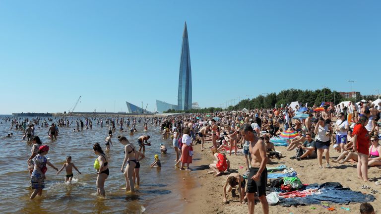 Люди отдыхают на пляже в Санкт-Петербурге Люди отдыхают на пляже в Санкт-Петербурге