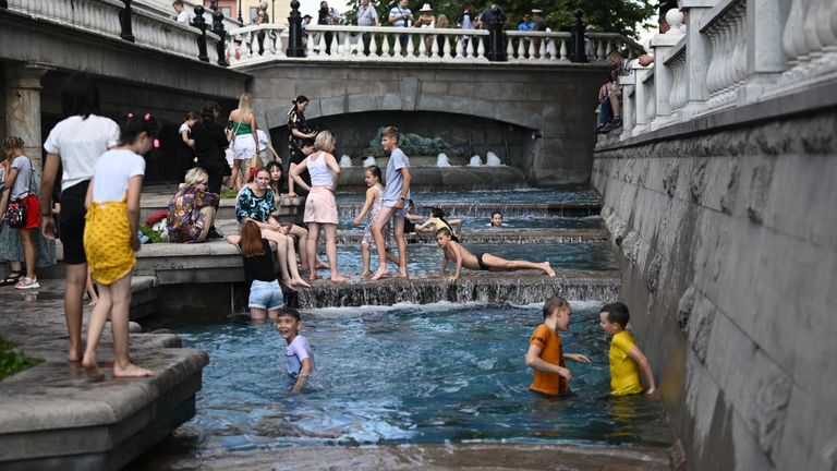 Дети купаются в фонтанах на Манежной площади в жаркую погоду в Москве Дети купаются в фонтанах на Манежной площади в жаркую погоду в Москве