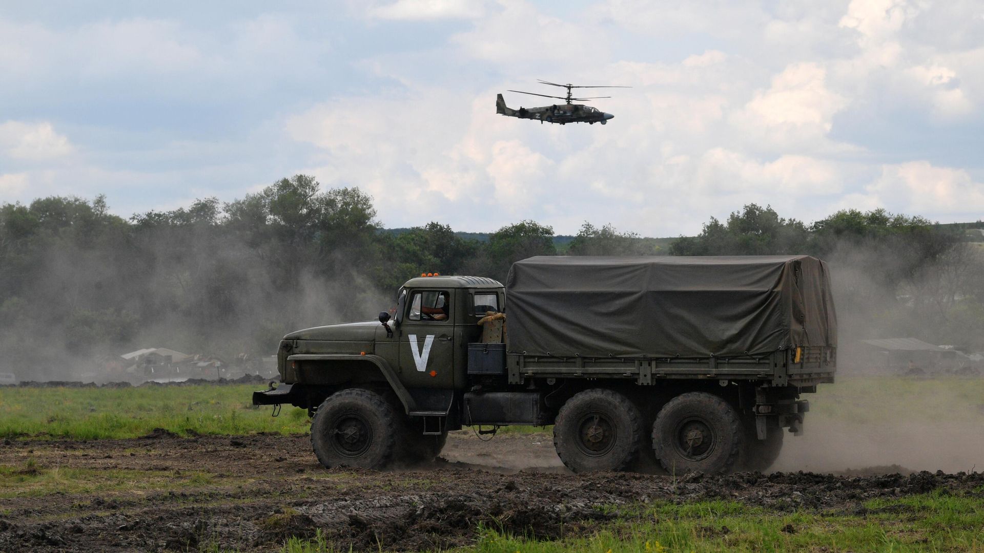 Ударный вертолет Ка-52 Вооруженных сил РФ в зоне специальной военной операции на Украине Ударный вертолет Ка-52 Вооруженных сил РФ в зоне специальной военной операции на Украине - РИА Новости, 1920, 11.11.2023