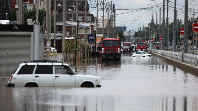 Автомобили на затопленной после ночного ливня улице в Краснодаре Автомобили на затопленной после ночного ливня улице в Краснодаре