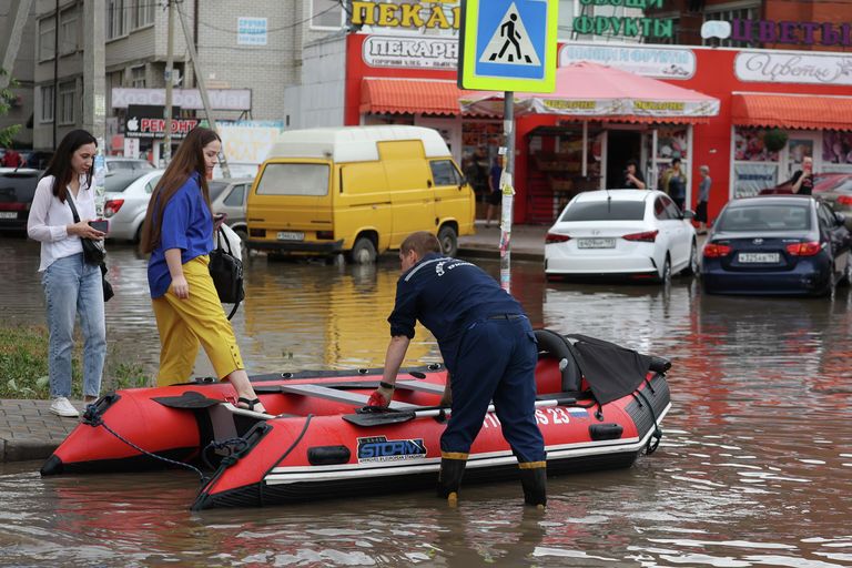 орожане на надувной лодке Службы спасения пересекают улицу в Краснодаре, затопленную после ночных ливней орожане на надувной лодке Службы спасения пересекают улицу в Краснодаре, затопленную после ночных ливней