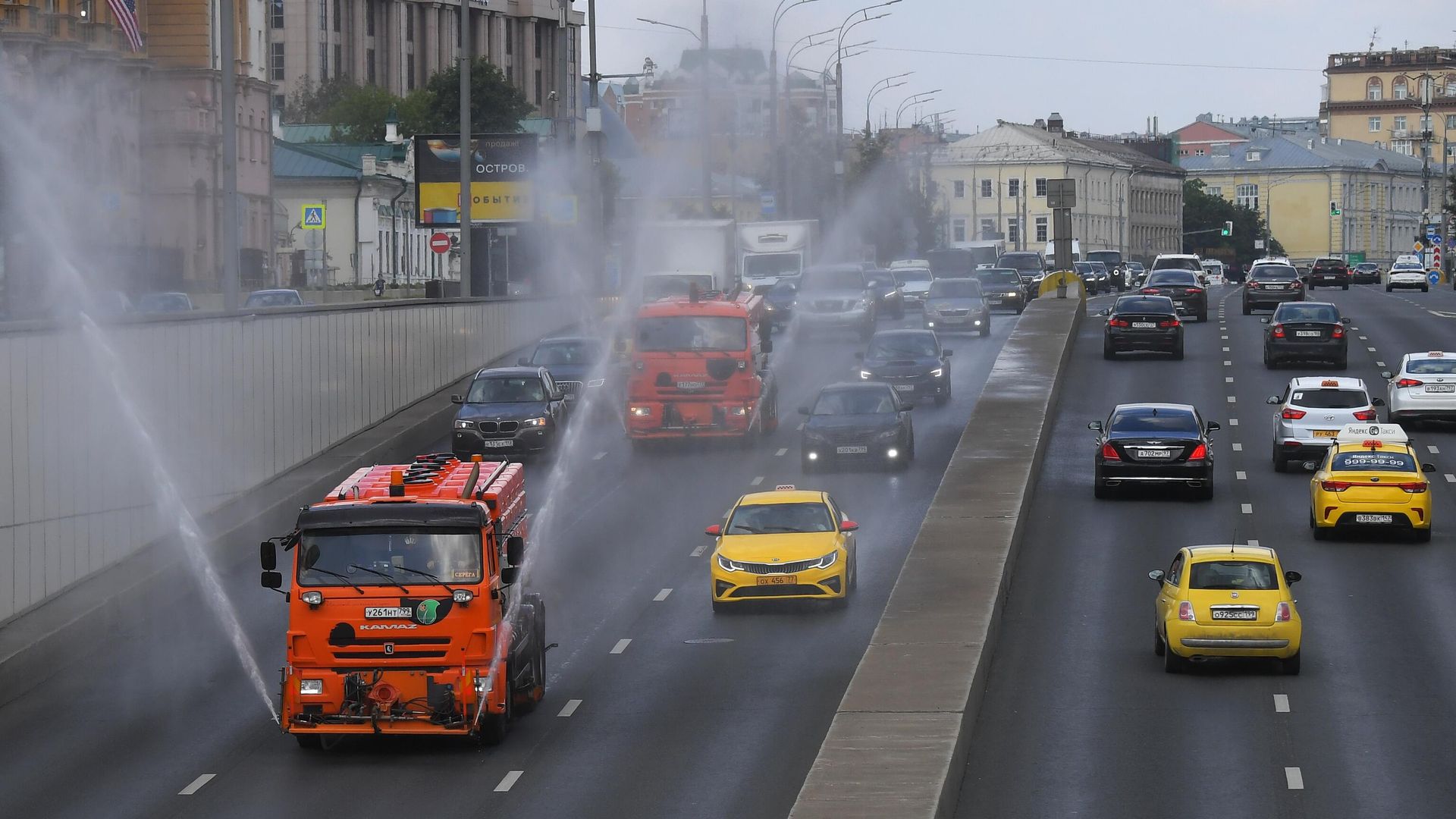 Автомобили коммунальной службы производят аэрацию проезжей части дороги на Новинском бульваре в Москве Автомобили коммунальной службы производят аэрацию проезжей части дороги на Новинском бульваре в Москве - РИА Новости, 1920, 02.08.2023