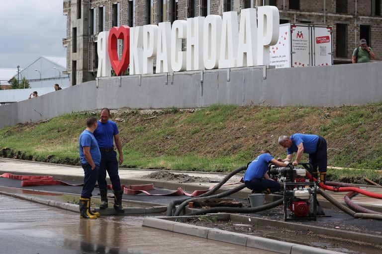 Сотрудники коммунальных служб устраняют последствия ночного ливня в Краснодаре Сотрудники коммунальных служб устраняют последствия ночного ливня в Краснодаре