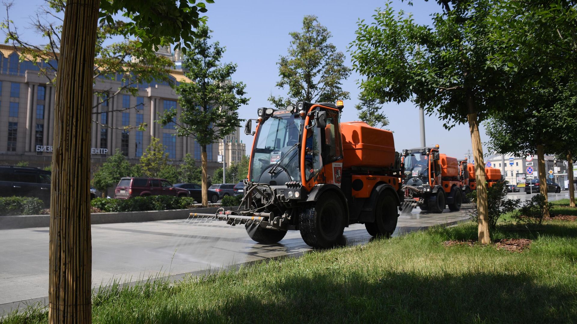 Автомобили коммунальных служб во время полива проезжей части дорог на улице Новинский бульвар в Москве Автомобили коммунальных служб во время полива проезжей части дорог на улице Новинский бульвар в Москве - РИА Новости, 1920, 23.08.2022