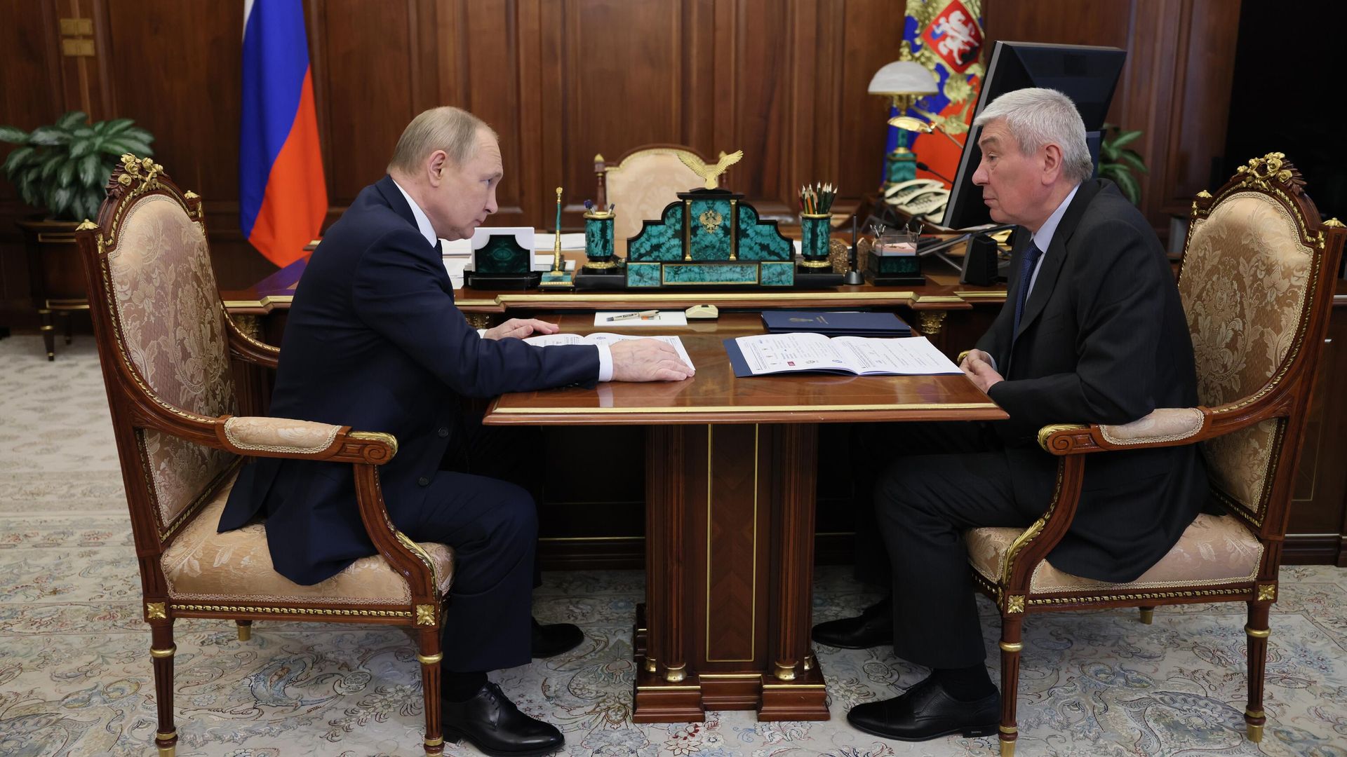 Президент РФ Владимир Путин и директор Федеральной службы по финансовому мониторингу Юрий Чиханчин во время встречи Президент РФ Владимир Путин и директор Федеральной службы по финансовому мониторингу Юрий Чиханчин во время встречи - РИА Новости, 1920, 27.06.2022