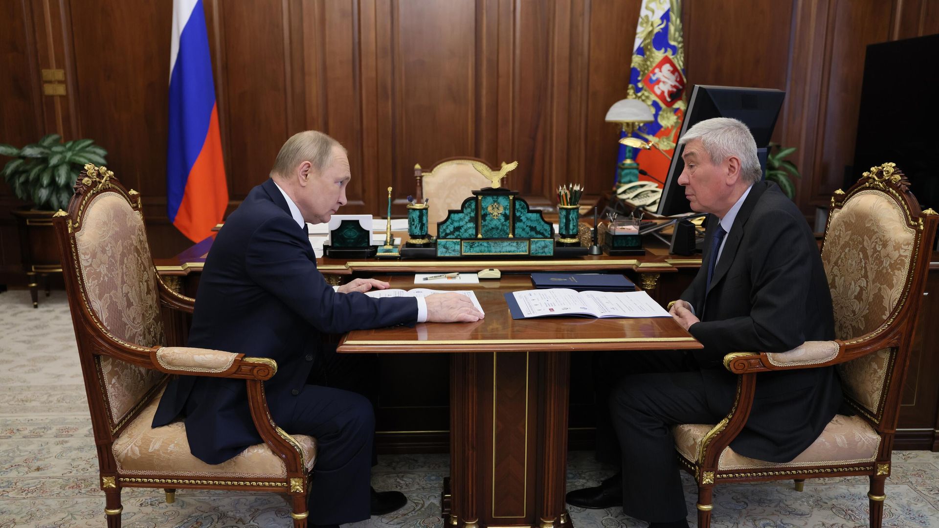 Президент РФ Владимир Путин и директор Федеральной службы по финансовому мониторингу Юрий Чиханчин во время встречи Президент РФ Владимир Путин и директор Федеральной службы по финансовому мониторингу Юрий Чиханчин во время встречи - РИА Новости, 1920, 27.06.2022