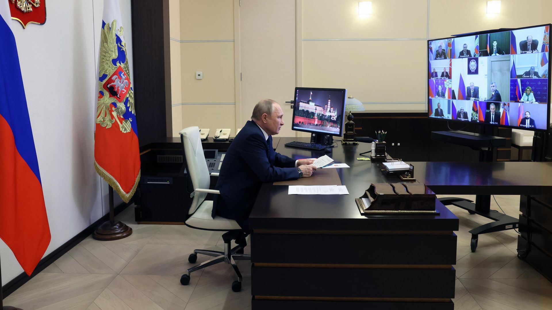 Президент РФ Владимир Путин проводит оперативное совещание с постоянными членами Совета безопасности РФ Президент РФ Владимир Путин проводит оперативное совещание с постоянными членами Совета безопасности РФ - РИА Новости, 1920, 15.07.2022