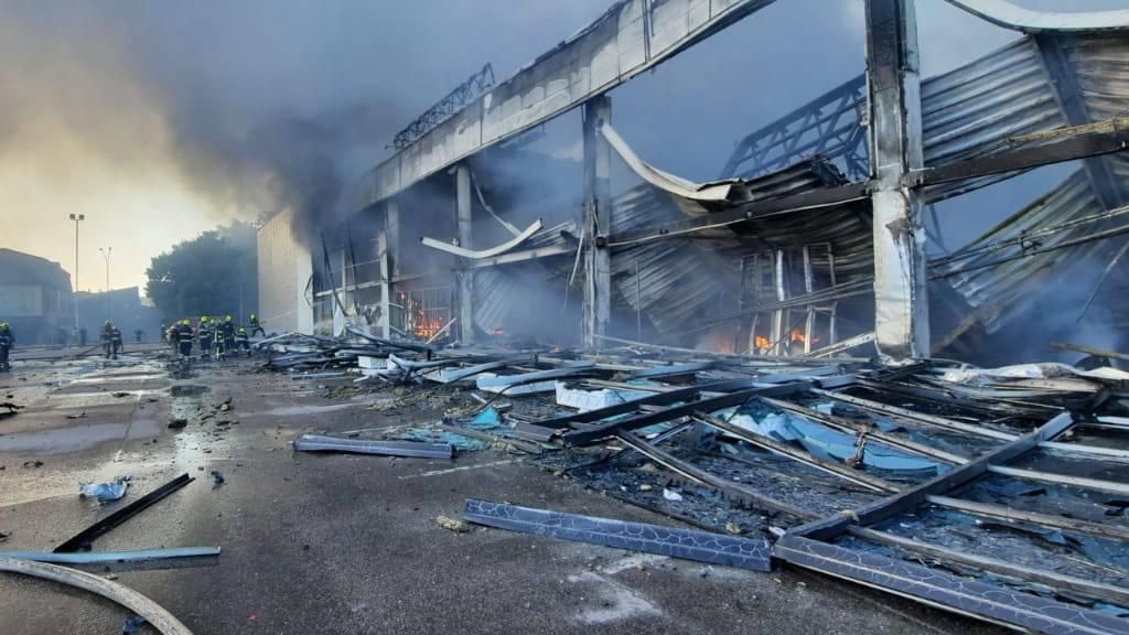 Ликвидация пожара в торговом центре в Кременчуге, Украина Ликвидация пожара в торговом центре в Кременчуге, Украина - РИА Новости, 1920, 28.06.2022