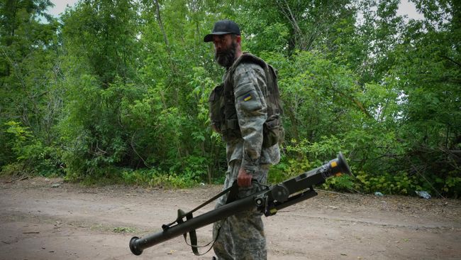 Украинский солдат с поставленным США ПЗРК Stinger