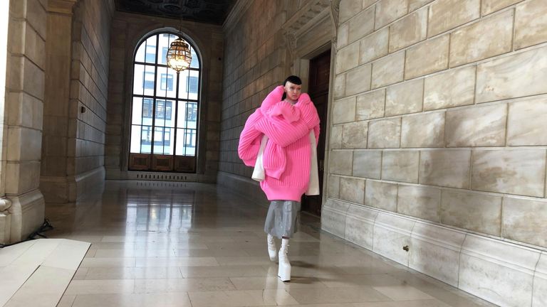 Модель Джиджи Хадид на показе Marc Jacobs Модель Джиджи Хадид на показе Marc Jacobs