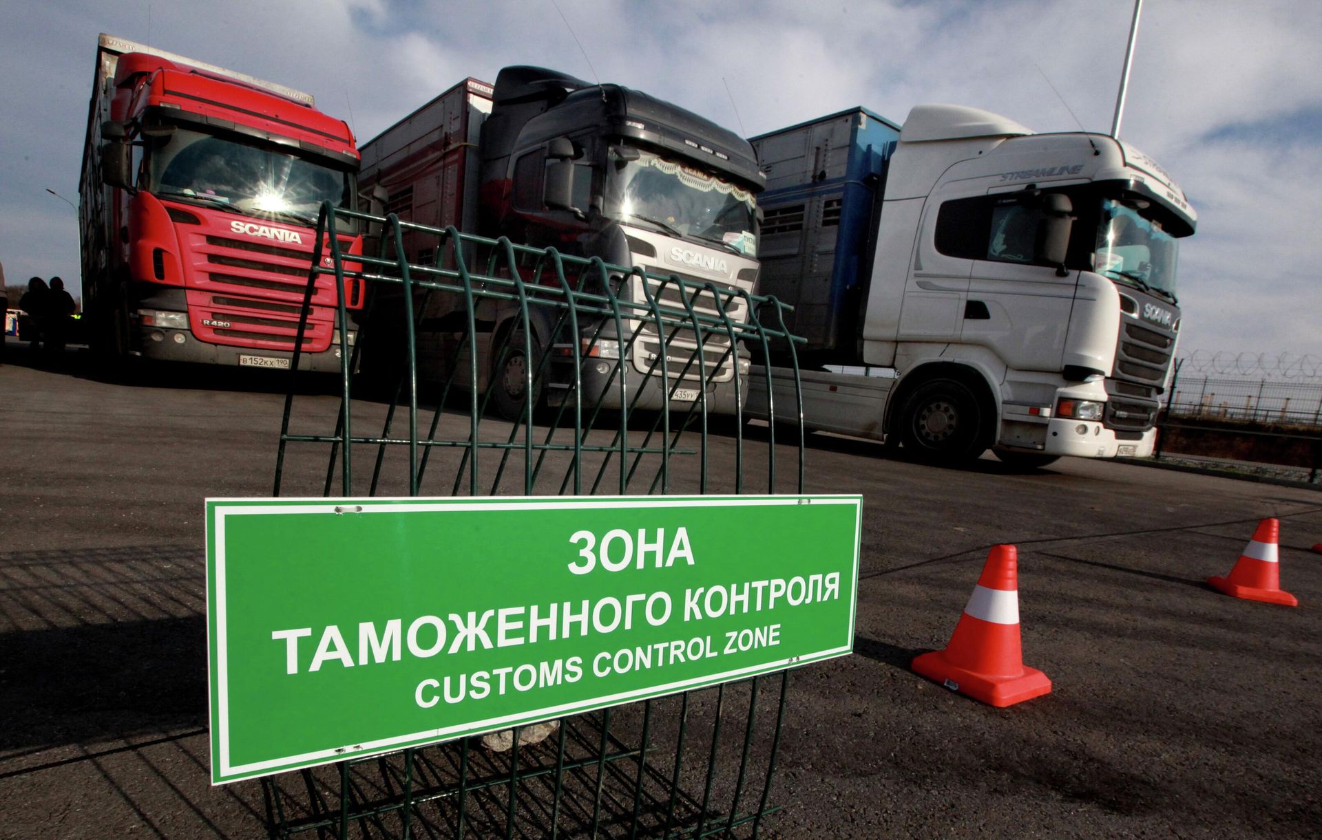 Грузовые автомобили в зоне таможенного контроля в аэропорту Владивостока - РИА Новости, 1920, 27.07.2026